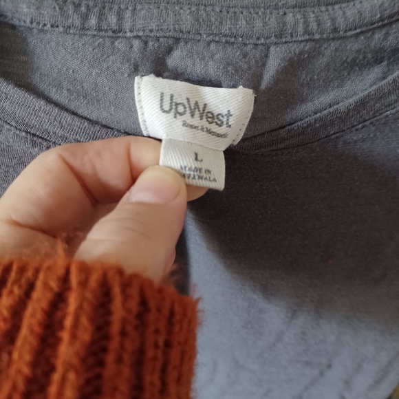 Grey tee ruffle sleeves - Picture 2 of 2